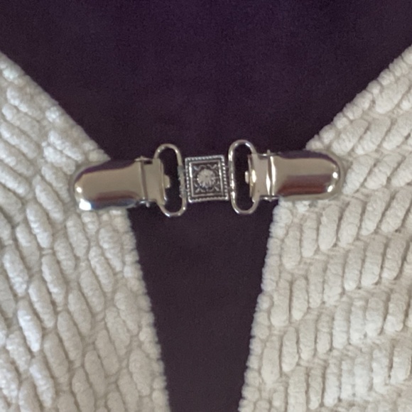 Crystal Flower Sweater Clip, Stylish Vintage Look, Cardigan Collar Clip - Picture 4 of 5